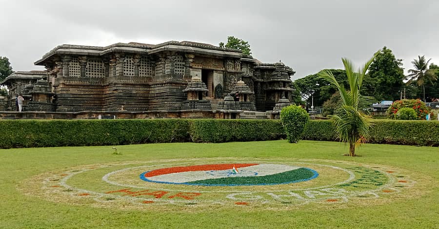 ಹಳೇಬೀಡಿನ ಹೊಯ್ಸಳೇಶ್ವರ ದೇವಾಲಯದ ಉದ್ಯಾನದಲ್ಲಿ ಹರ್ ಘರ್ ತಿರಂಗಾ ಅಂಗವಾಗಿ ರೂಪಿಸಿರುವ ತಿರಂಗಾ ಬಣ್ಣದ ಚಿತ್ರ