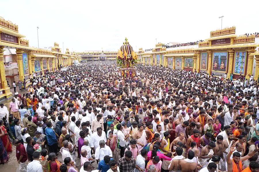 ಮಂತ್ರಾಲಯದಲ್ಲಿ ಶ್ರೀರಾಘವೇಂದ್ರ ಸ್ವಾಮಿಗಳ ಆರಾಧಾನಾ ಮಹೋತ್ಸವ ಪ್ರಯುಕ್ತ ಮಂಗಳವಾರ ನಡೆದ ಮಹಾರಥೋತ್ಸವದಲ್ಲಿ ಸಾವಿರಾರು ಭಕ್ತರು ಪಾಲ್ಗೊಂಡಿದ್ದರು
              ಚಿತ್ರ: ಶ್ರೀನಿವಾಸ ಇನಾಂದಾರ್