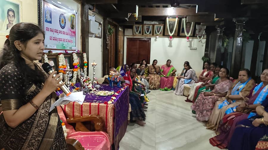 ರೋಣ ತಾಲ್ಲೂಕು ಶರಣ ಸಾಹಿತ್ಯ ಪರಿಷತ್‌ ಹಾಗೂ ಕದಳಿ ಮಹಿಳಾ ವೇದಿಕೆಯ ಸಂಯುಕ್ತ ಆಶ್ರಯದಲ್ಲಿ ನಡೆದ ಶ್ರಾವಣದ ವಚನ ಸುಧೆ ಕಾರ್ಯಕ್ರಮ ಉದ್ದೇಶಿಸಿ ಕದಳಿ ಮಹಿಳಾ ವೇದಿಕೆ ಉಪಾಧ್ಯಕ್ಷೆ ಲಕ್ಷ್ಮಿ ಕೆಂಚರಡ್ಡಿ ಮಾತನಾಡಿದರು