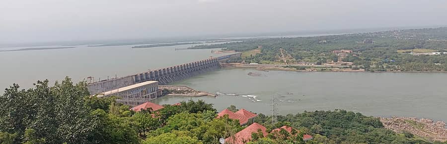 ಆಲಮಟ್ಟಿ ‌ಜಲಾಶಯದ ಬಹುತೇಕ ಭರ್ತಿ ಯಾಗಿದ್ದು, ಜಲಾಶಯ ಸೋಮವಾರ ಕಂಡು ಬಂದಿದ್ದು ಹೀಗೆ