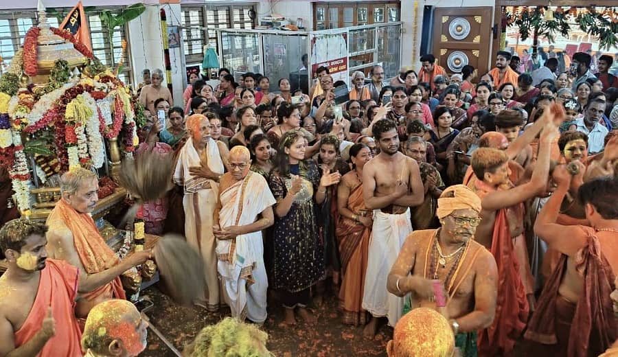 ವಿಜಯಪುರದ ನಂಜನಗೂಡು ಶ್ರೀ ರಾಘವೇಂದ್ರಸ್ವಾಮಿ ಮಠದಲ್ಲಿ ಉತ್ತರಾರಾಧನೆಯ ಅಂಗವಾಗಿ ರಥೋತ್ಸವ ಭಕ್ತರಿಂದ ಶ್ರದ್ಧಾಪೂರ್ವಕವಾಗಿ ಜರುಗಿತು 