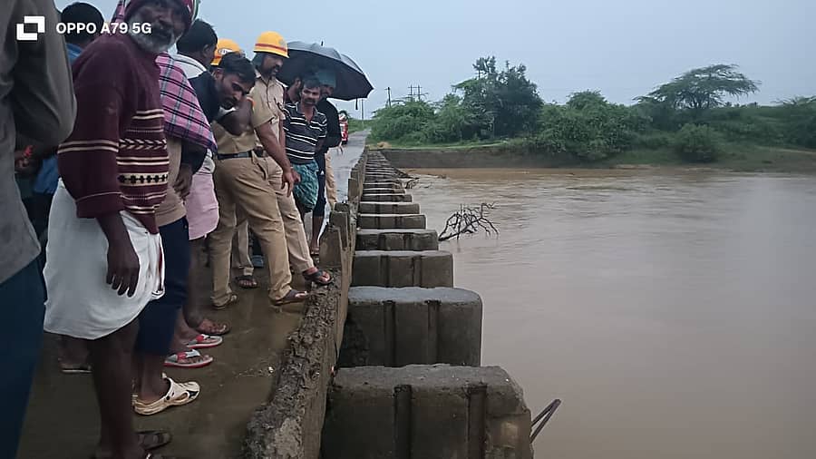 ಗುತ್ತಲ ಸಮೀಪದ ಮರಡೂರ ಗ್ರಾಮದ ಬಳಿ ಇರುವ ವರದಾ ನದಿಗೆ ನಿರ್ಮಿಸಿರುವ ಬ್ರಿಡ್ಜ್ ಕಂ ಬ್ಯಾರೇಜ್ ಮೇಲಿಂದ ಟ್ರ್ಯಾಕ್ಟರ್ ಬಿದ್ದಿದ್ದನ್ನು ಅಗ್ನಿಶಾಮಕ ದಳದ ಸಿಬ್ಬಂದಿ ಪರಿಶೀಲಿಸಿದರು
