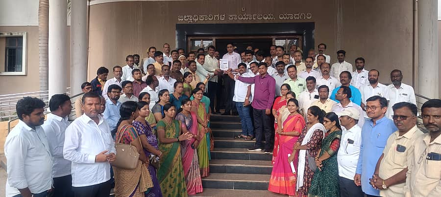 ಯಾದಗಿರಿಯಲ್ಲಿ ಮಂಗಳವಾರ ರಾಜ್ಯ ಪ್ರಾಥಮಿಕ ಶಾಲಾ ಶಿಕ್ಷಕರ ಸಂಘದ ಜಿಲ್ಲಾ ಘಟಕದ ಮುಖಂಡರು ಜಿಲ್ಲಾಧಿಕಾರಿ ಹರ್ಷಲ್ ಭೋಯರ್ ಅವರಿಗೆ ಮನವಿ ಪತ್ರ ಸಲ್ಲಿಸಿದರು