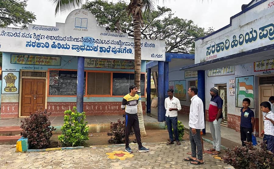 ಗಜೇಂದ್ರಗಡ ಸಮೀಪದ ಪುರ್ತಗೇರಿ ಗ್ರಾಮದ ಸರ್ಕಾರಿ ಹಿರಿಯ ಪ್ರಾಥಮಿಕ ಶಾಲೆಗೆ ತಾಲ್ಲೂಕು ಪಂಚಾಯ್ತಿ ಇಒ ಚಂದ್ರಶೇಖರ ಕಂದಕೂರ ಭೇಟಿ ನೀಡಿ ಪರಿಶೀಲಿಸಿದರು