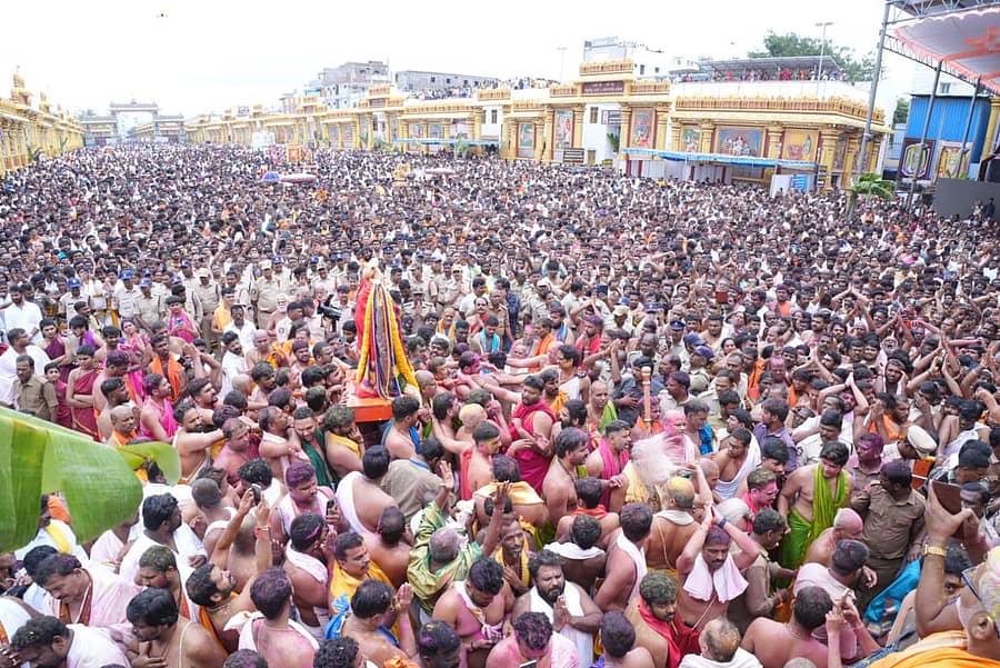 ಮಂತ್ರಾಲಯದ ರಾಜಬೀದಿಯಲ್ಲಿ ಮಂಗಳವಾರ ನಡೆದ ಮಹಾರಥೋತ್ಸವದಲ್ಲಿ ಸಾವಿರಾರು ಸಂಖ್ಯೆಯಲ್ಲಿ ಪಾಲ್ಗೊಂಡಿದ್ದ ಭಕ್ತರು