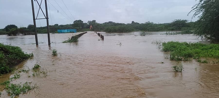 ಕಲಬುರಗಿ ಜಿಲ್ಲೆಯ ಅಫಜಲಪುರ ತಾಲ್ಲೂಕಿನ ದಣ್ಣೂರ–ಮದರಾ(ಬಿ) ಗ್ರಾಮಗಳ ನಡುವೆ ಅಮರ್ಜಾ ನದಿಗೆ ಕಟ್ಟಿರುವ ಸೇತುವೆ ಮಂಗಳವಾರ ಜಲಾವೃತಗೊಂಡಿದೆ