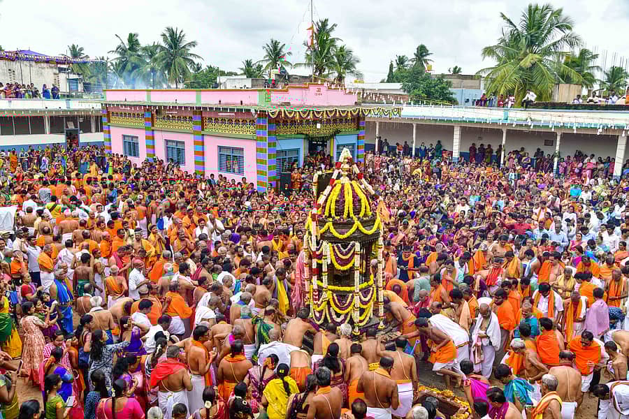 ರಾಘವೇಂದ್ರ ಸ್ವಾಮಿಗಳ ಆರಾಧನಾ ಮಹೋತ್ಸವ ಅಂಗವಾಗಿ ಕೊಪ್ಪಳದ ರಾಯರ ಮಠದಲ್ಲಿ ಮಂಗಳವಾರ ನಡೆದ ರಥೋತ್ಸವದಲ್ಲಿ ಪಾಲ್ಗೊಂಡಿದ್ದ ಭಕ್ತರು 