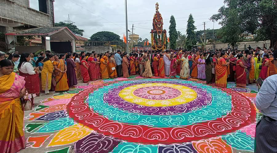 ಹರಿಹರದ ರಾಘವೇಂದ್ರ ಸ್ವಾಮಿ ಮಠದಲ್ಲಿ ಮಂಗಳವಾರ ಮಹಾರಥೋತ್ಸವ ನೆರವೇರಿತು. ಬೃಹತ್ ರಂಗೋಲಿ ಗಮನ ಸೆಳೆಯಿತು
