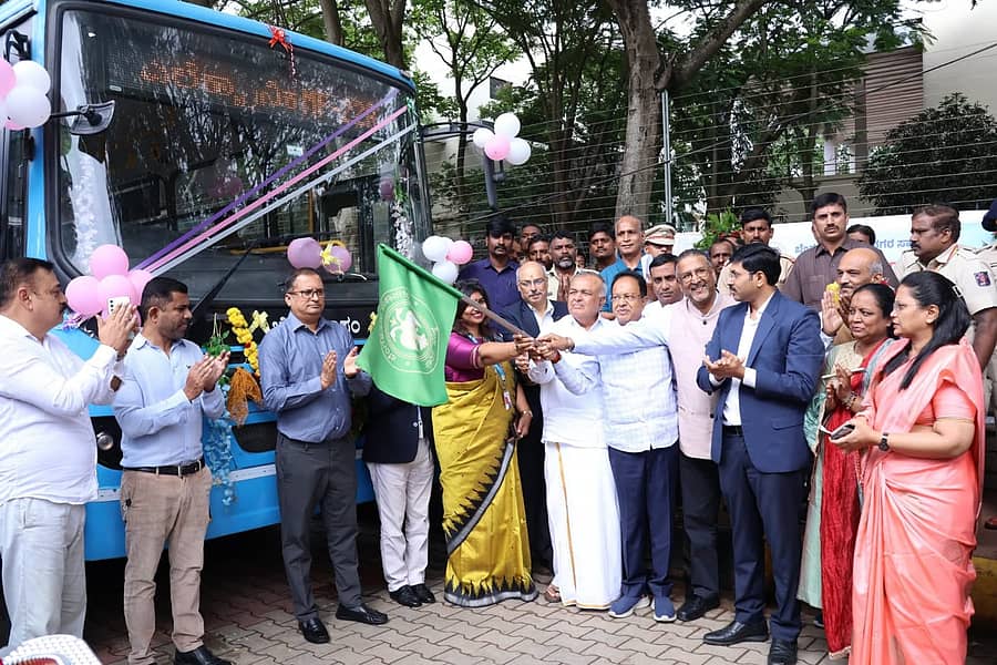 ಆನೇಕಲ್ ತಾಲ್ಲೂಕಿನ ಎಲೆಕ್ಟ್ರಾನಿಕ್‌ ಸಿಟಿಯಲ್ಲಿ ಬಿಎಂಟಿಸಿಯ ಮೆಟ್ರೊ ಫೀಡರ್ ಬಸ್‌ಗಳಿಗೆ ಸಾರಿಗೆ ಸಚಿವ ರಾಮಲಿಂಗಾರೆಡ್ಡಿ ಮತ್ತು ಶಾಸಕ ಎಂ.ಕೃಷ್ಣಪ್ಪ ಚಾಲನೆ ನೀಡಿದರು