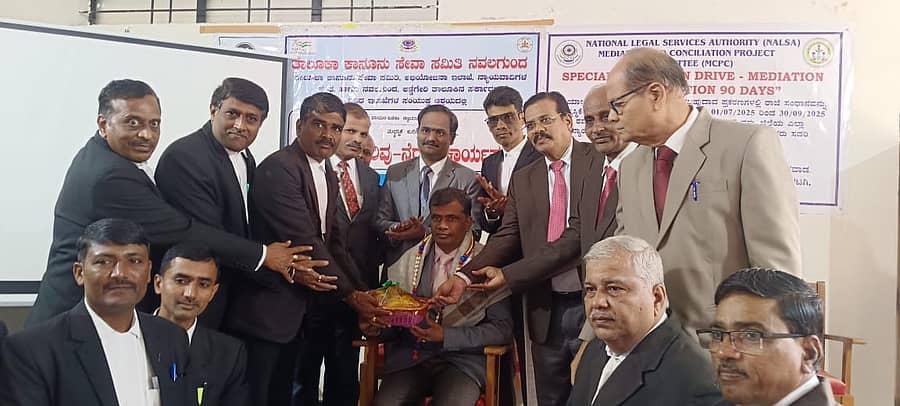 ನವಲಗುಂದ ಕಾಯಂ ಲೋಕ ಆದಾಲತ್ ಕಾರ್ಯಕ್ರಮದಲ್ಲಿ ಹಿರಿಯ ಸಿವಿಲ್ ನ್ಯಾಯಾಧೀಶ ಪರಶುರಾಮ ದೊಡ್ಡಮನಿ ಅವರನ್ನು ಸನ್ಮಾನಿಸಲಾಯಿತು