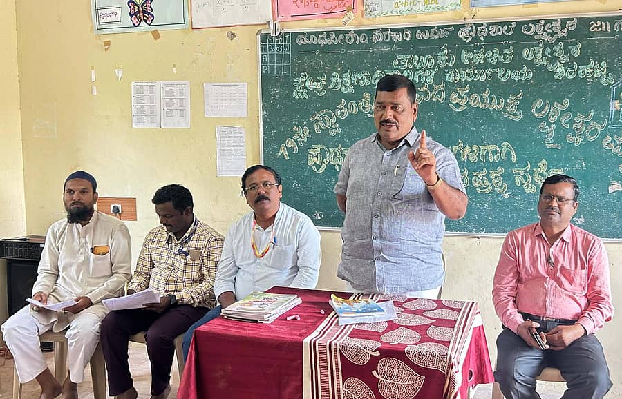 ಲಕ್ಷ್ಮೇಶ್ವರದ ದೂದಪೀರಾಂ ಸರ್ಕಾರಿ ಉರ್ದು ಪ್ರೌಢ ಶಾಲೆಯಲ್ಲಿ ಮಂಗಳವಾರ ಹಮ್ಮಿಕೊಂಡಿದ್ದ ನಗರ ಮಟ್ಟದ ಪ್ರೌಢ ಶಾಲೆಗಳ ವಿದ್ಯಾರ್ಥಿಗಳ ರಸಪ್ರಶ್ನೆ ಸ್ಪರ್ಧೆಯಲ್ಲಿ ಬಿಇಒ ಎಚ್.ಎನ್. ನಾಯಕ್‌ ಮಾತನಾಡಿದರು