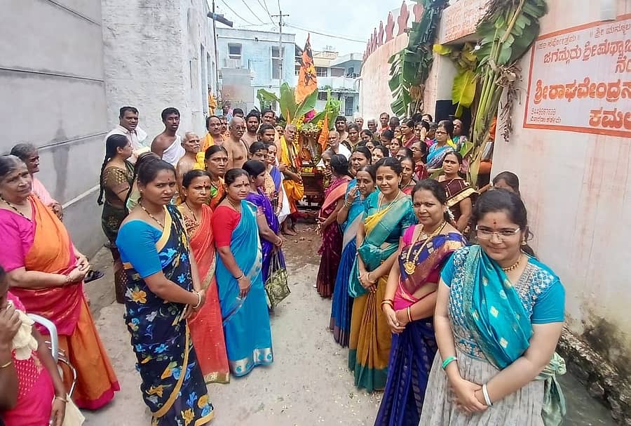 ಹೊಸಪೇಟೆ ತಾಲ್ಲೂಕಿನ ಕಮಲಾಪುರ ಪಟ್ಟಣದ ಶ್ರೀರಾಯರ ಮಠದಲ್ಲಿ ಮಂಗಳವಾರ ಭಕ್ತಿಯಿಂದ ಉತ್ತರಾರಾಧನೆ ನಡೆಯಿತು