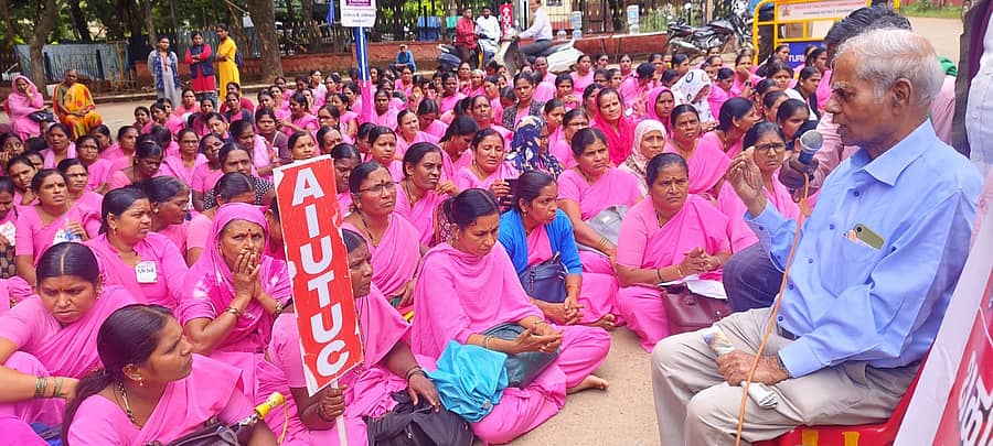 ಧಾರವಾಡದ ಜಿಲ್ಲಾಧಿಕಾರಿ ಕಚೇರಿ ಮುಂಭಾಗ ನಡೆಸುತ್ತಿದ್ದ ಆಶಾ ಕಾರ್ಯಕರ್ತೆಯರ ಅಹೋರಾತ್ರಿ ಧರಣಿಗೆ ಮಂಗಳವಾರ ಎಸ್.ಆರ್ ಹಿರೇಮಠ ಬೆಂಬಲ ನೀಡಿದರು 