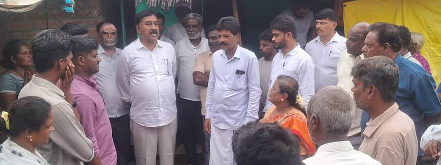 ಸಂತೇಮರಹಳ್ಳಿ ಸಮೀಪದ ಬಸವಟ್ಟಿ ಗ್ರಾಮದಲ್ಲಿ ಅಡುಗೆ ಅನಿಲ ಸಿಲಿಂಡರ್ ಸ್ಫೋಟದಿಂದ ಹಾನಿಯಾಗಿರುವ ಮನೆಗೆ ಶಾಸಕ ಎ.ಆರ್.ಕೃಷ್ಣಮೂರ್ತಿ ಭೇಟಿನೀಡಿ ಪರಿಶೀಲನೆ ನಡೆಸಿದರು