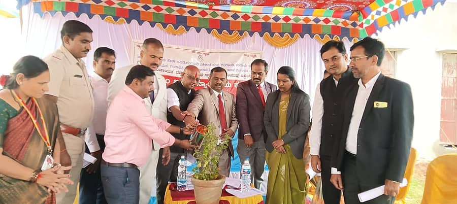 ಗಂಗಾವತಿ ತಾಲ್ಲೂಕಿನ ವಡ್ಡರಹಟ್ಟಿ ಗ್ರಾ.ಪಂ ಆವರಣದಲ್ಲಿ ಬುಧವಾರ ನಡೆದ ಖಾಯಂ ಜನತಾ ನ್ಯಾಯಾಲಯ ಕುರಿತ ಜಾಗೃತಿ ಕಾರ್ಯಕ್ರಮಕ್ಕೆ ಗಣ್ಯರು ಚಾಲನೆ ನೀಡಿದರು