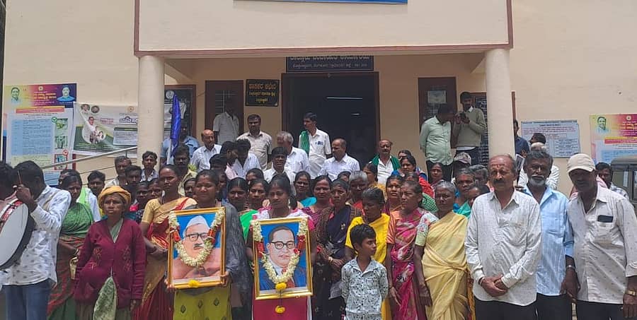 ಆಶ್ರಯ ಯೋಜನೆಯ ನಿವೇಶನಗಳನ್ನು ಅರ್ಹರಿಗೆ ಹಂಚಿಕೆ ಮಾಡಬೇಕು ಎಂದು ಒತ್ತಾಯಿಸಿ ದೊಡ್ಡಬಳ್ಳಾಪುರ ತಾಲ್ಲೂಕು ಪಂಚಾಯಿತಿ ಮುಂದೆ ಬಚ್ಚಹಳ್ಳಿ ಗ್ರಾಮಸ್ಥರು ಪ್ರತಿಭಟನೆ ನಡೆಸಿದರು 