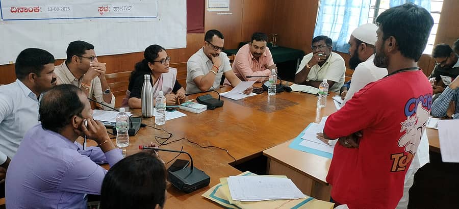 ಹಾನಗಲ್ ತಹಶೀಲ್ದಾರ್ ಕಚೇರಿಯಲ್ಲಿ ಬುಧವಾರ ಲೋಕಾಯುಕ್ತ ಪೊಲೀಸರ ಜನಸಂಪರ್ಕ ಸಭೆ ನಡೆಯಿತು