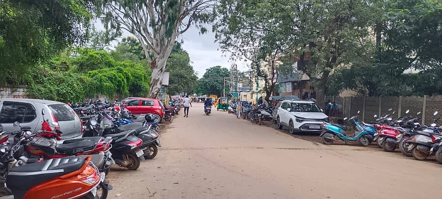 ಆರ್.ಕೆ. ದಮ್ ಬಿರಿಯಾನಿ ಹೋಟೆಲ್ ಮುಂಭಾಗದ ರಸ್ತೆಯಲ್ಲಿ ಪಾದಚಾರಿ ಮಾರ್ಗ ಇಲ್ಲದೆ ಜನರು ರಸ್ತೆಯನ್ನೇ ಅವಲಂಬಿಸಿರುವುದು 