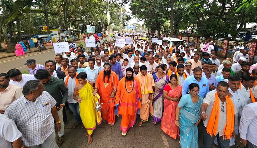 ಬೆಳಗಾವಿಯಲ್ಲಿ ಧರ್ಮಸ್ಥಳದ ಮಂಜುನಾಥ ದೇವಸ್ಥಾನದ ಭಕ್ತರು ಬುಧವಾರ ಪ್ರತಿಭಟನೆ ನಡೆಸಿದರು