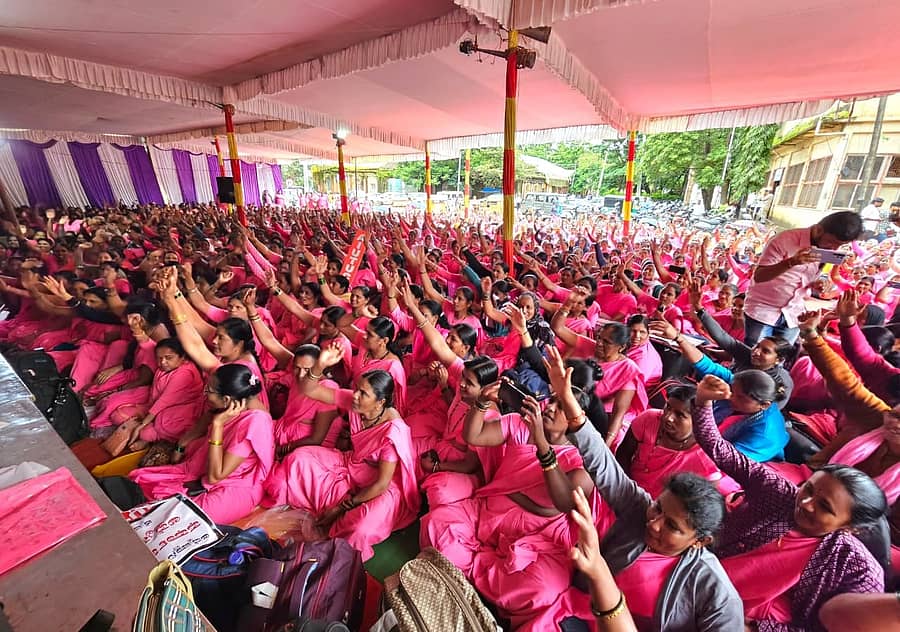 ಬೆಳಗಾವಿ ಜಿಲ್ಲಾಧಿಕಾರಿ ಕಚೇರಿ ಎದುರು ಆಶಾ ಕಾರ್ಯಕರ್ತೆಯರು ಬುಧವಾರ ಧರಣಿ ಸತ್ಯಾಗ್ರಹ ನಡೆಸಿದರು