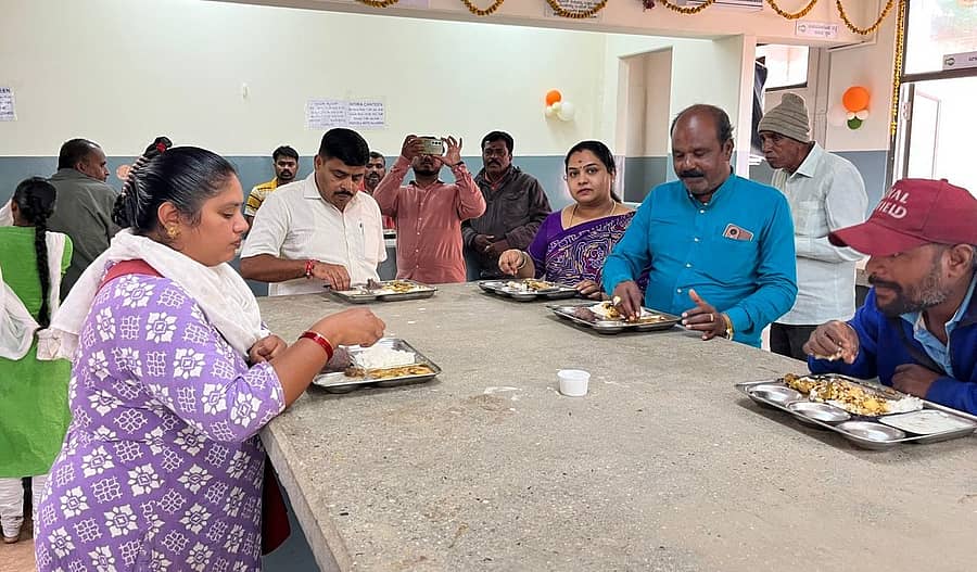 ವಿಜಯಪುರ ಪಟ್ಟಣದಲ್ಲಿರುವ ಇಂದಿರಾ ಕ್ಯಾಂಟೀನ್‌ಗೆ ಪುರಸಭೆ ಸದಸ್ಯರು ಭೇಟಿ ನೀಡಿ ಊಟ ಮಾಡಿದರು