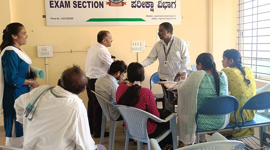 ಹಾವೇರಿ ವಿಶ್ವವಿದ್ಯಾಲಯದಲ್ಲಿ ಜಿಲ್ಲಾ ಉದ್ಯೋಗ ವಿನಿಮಯ ಕಚೇರಿಯಿಂದ ಈಚೆಗೆ ಹಮ್ಮಿಕೊಂಡಿದ್ದ ಉದ್ಯೋಗ ಮೇಳದಲ್ಲಿ ಪಾಲ್ಗೊಂಡಿದ್ದ ಅಭ್ಯರ್ಥಿಗಳು