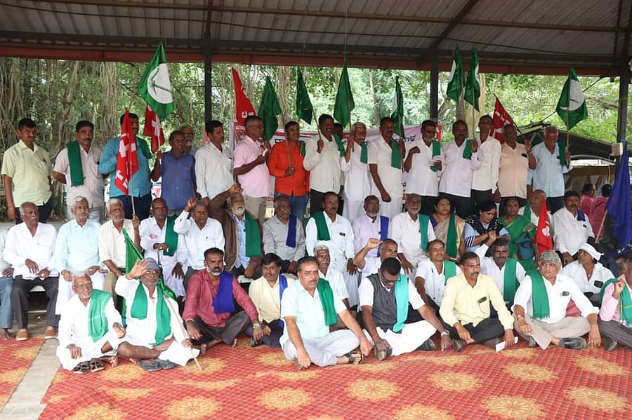 ಶಿವಮೊಗ್ಗದಲ್ಲಿ ಬುಧವಾರ ರೈತಸಂಘ ಹಾಗೂ ಹಸಿರುಸೇನೆಯಿಂದ ನಡೆದ ಪ್ರತಿಭಟನೆಯ ನೋಟ