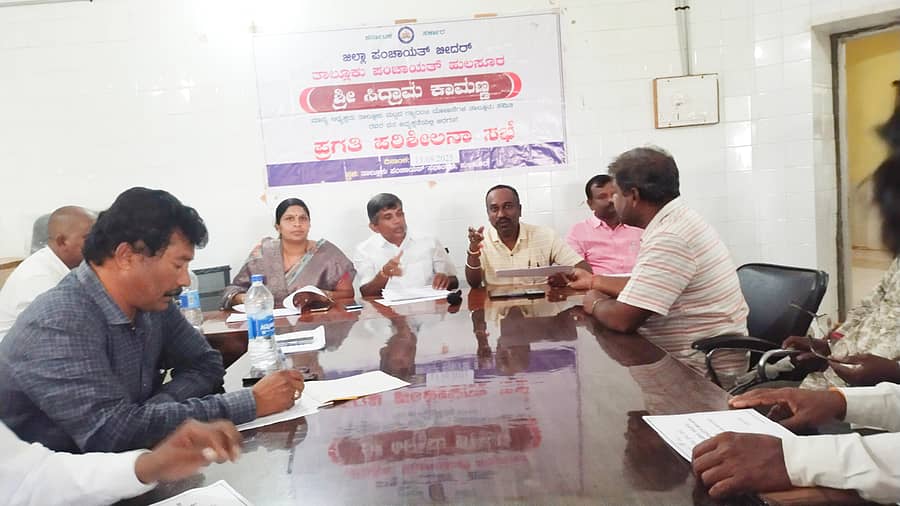 ಹುಲಸೂರ ತಾಪಂ ಸಭಾಂಗಣದಲ್ಲಿ ನಡೆದ ಪಂಚ ಗ್ಯಾರಂಟಿ ಯೋಜನೆಗಳ ಪ್ರಗತಿ ಪರಿಶೀಲನಾ ಸಭೆಯಲ್ಲಿ ಭಾಗವಹಿಸಿದ ಪ್ರಮುಖರು
