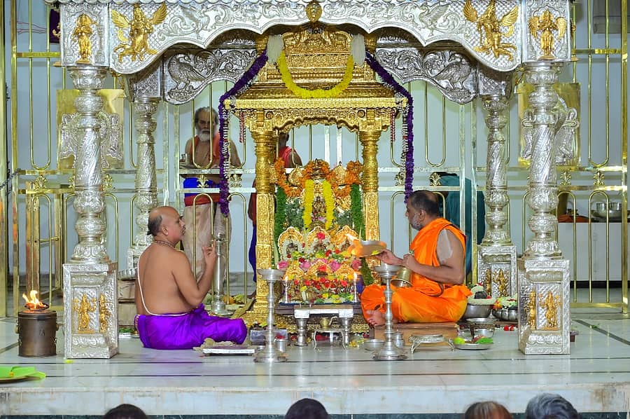 ಮಂತ್ರಾಲಯದ ರಾಘವೇಂದ್ರ ಸ್ವಾಮಿಗಳ ಮಠದಲ್ಲಿ ಬುಧವಾರ ಮೂಲರಾಮದೇವರಿಗೆ ಪೀಠಾಧಿಪತಿ ಸುಬುಧೇಂದ್ರ ತೀರ್ಥರು ವಿಶೇಷ ಪೂಜೆ ಸಲ್ಲಿಸಿದರು