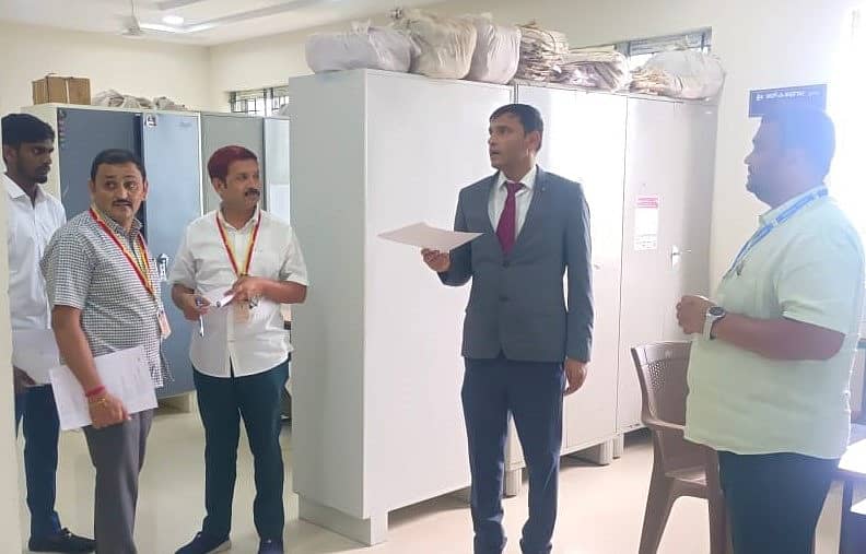 ತಿಕೋಟಾ ತಾಲ್ಲೂಕು ಕಚೇರಿಗೆ ಲೋಕಾಯುಕ್ತರ ಕಾರ್ಯದರ್ಶಿ ಶ್ರೀನಾಥ ಕೆ.ಭೇಟಿ ನೀಡಿ ಕಡತಗಳನ್ನು ಪರಿಶೀಲಿಸಿದರು 