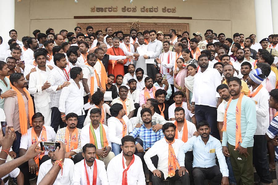 ಯಾದಗಿರಿಯಲ್ಲಿ ಬುಧವಾರ ಪ್ರತಿಭಟನೆ ಮಾಡಿದ ಉತ್ತರ ಕರ್ನಾಟಕ ವಾಲ್ಮೀಕಿ ನಾಯಕ ಸಮಾಜದ ಮುಖಂಡರು ಜಿಲ್ಲಾಧಿಕಾರಿ ಹರ್ಷಲ್ ಭೋಯರ್ ಅವರಿಗೆ ಮನವಿ ಪತ್ರ ಸಲ್ಲಿಸಿದರು