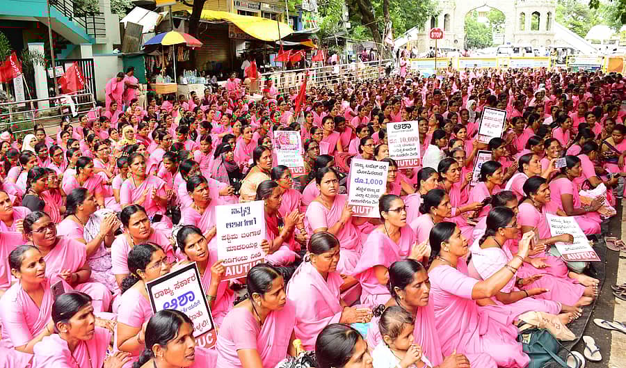 ಕಲಬುರಗಿಯ ಐವಾನ್‌–ಎ–ಶಾಹಿ ರಸ್ತೆಯಲ್ಲಿ ನಡೆಸುತ್ತಿರುವ ಅಹೋರಾತ್ರಿ ಧರಣಿ ಸತ್ಯಾಗ್ರಹದಲ್ಲಿ ಬುಧವಾರ ನೂರಾರು ಆಶಾಕಾರ್ಯಕರ್ತೆಯರು ಪಾಲ್ಗೊಂಡಿದ್ದರು