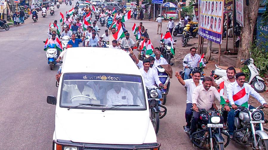 ಹೊಸಪೇಟೆಯಲ್ಲಿ ಬುಧವಾರ ‘ಘರ್ ಘರ್ ತಿರಂಗಾ’ ಅಭಿಯಾನದ ಭಾಗವಾಗಿ ಬೈಕ್‌ ರ‍್ಯಾಲಿ ನಡೆಯಿತು  –ಪ್ರಜಾವಾಣಿ ಚಿತ್ರ