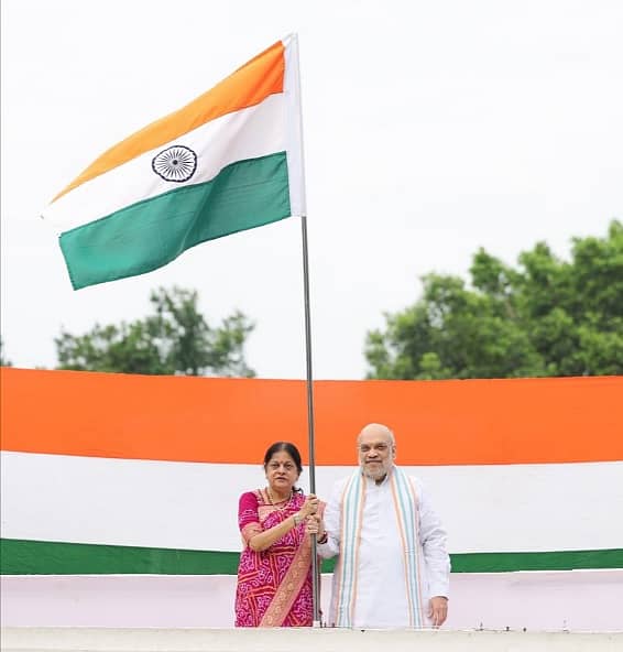 <div class="paragraphs"><p>‘ಹರ್‌ ಘರ್‌ ತಿರಂಗಾ’ ಅಭಿಯಾನದ ಅಂಗವಾಗಿ ಕೇಂದ್ರ ಗೃಹ ಸಚಿವ ಅಮಿತ್ ಶಾ ಅವರು ತಮ್ಮ ಮನೆ ಮೇಲೆ ರಾಷ್ಟ್ರಧ್ವಜ ಹಾರಿಸಿದ್ದಾರೆ.</p></div>