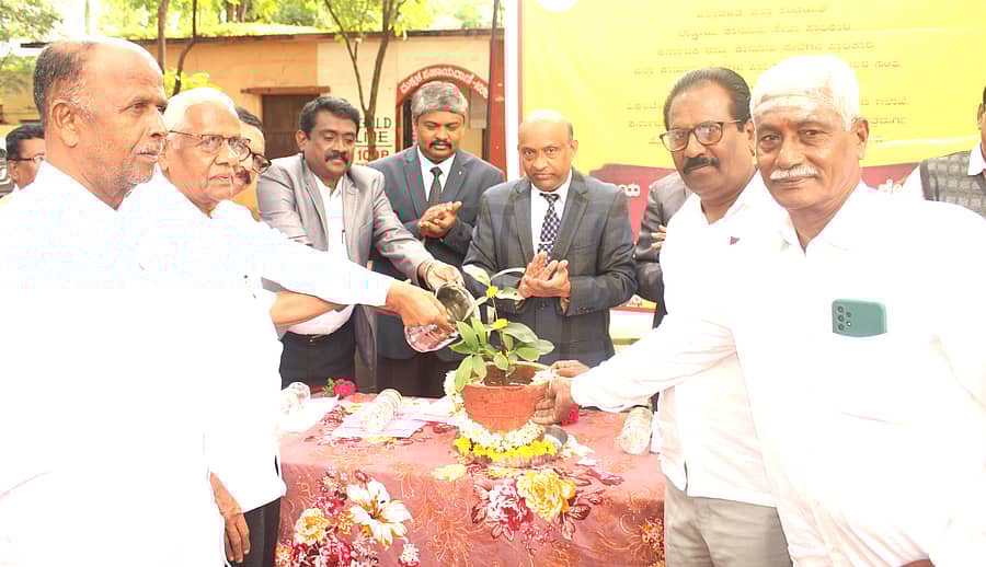 ಜಿಲ್ಲಾಡಳಿತ, ಜಿಲ್ಲಾ ಕಾನೂನು ಸೇವಾ ಪ್ರಾಧಿಕಾರ ವತಿಯಿಂದ ನಡೆದ ಸಮಾರಂಭದಲ್ಲಿ ಪ್ರಧಾನ ಜಿಲ್ಲಾ ಮತ್ತು ಸಿವಿಲ್‌ ನ್ಯಾಯಾಧೀಶ ರೋಣ ವಾಸುದೇವ ಅವರು ‘ಹಿರಿಯ ನಾಗರಿಕರ ಕಾನೂನು ಸಲಹಾ ಕೇಂದ್ರ’ ಉದ್ಘಾಟಿಸಿದರು