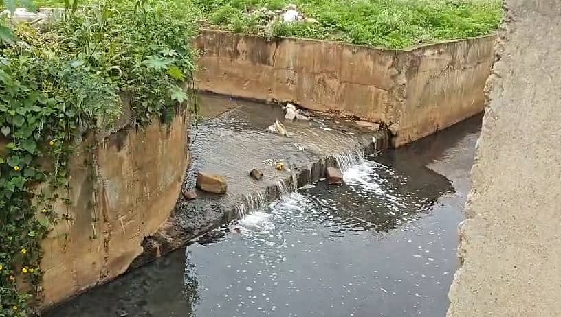 ಹುಬ್ಬಳ್ಳಿಯ ತೋಳನಕೆರೆಯ ಮೇಲ್ಭಾಗದಿಂದ ಹರಿದು ಬರುವ ಕೊಳಚೆ ನೀರು ಸಂಸ್ಕರಣವಾಗದೆ ಕೆರೆಗೆ ಸೇರುತ್ತಿದೆ
