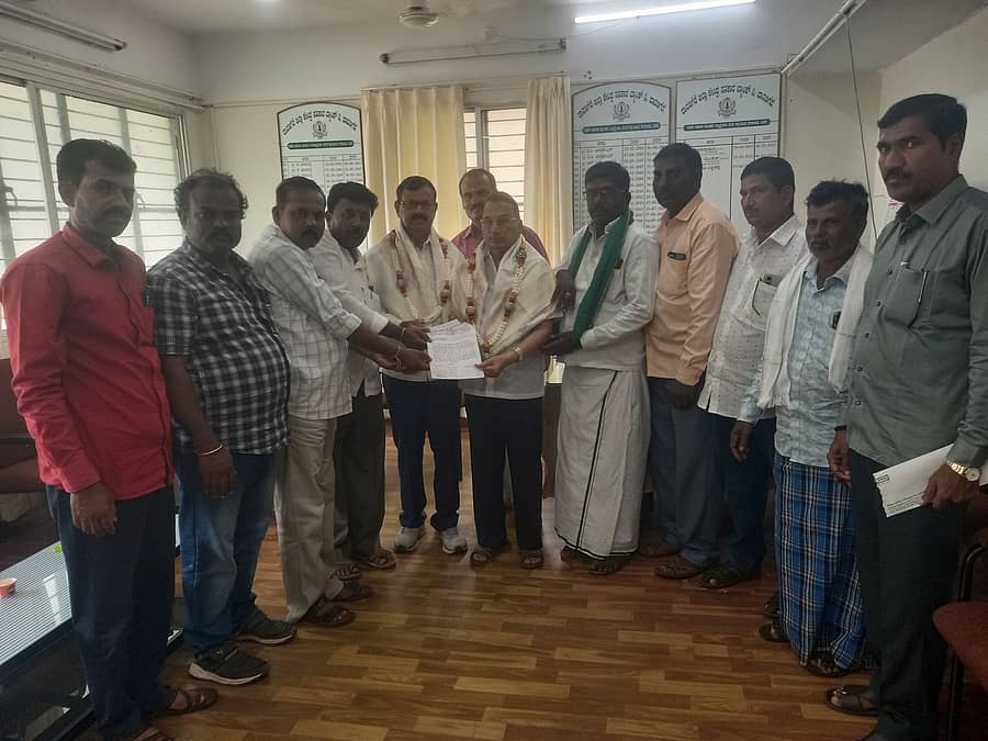 ಮಾಯಕೊಂಡ ಗ್ರಾಮದಲ್ಲಿ ಜಿಲ್ಲಾ ಸಹಕಾರ ಬ್ಯಾಂಕ್ ಶಾಖೆ ತೆರೆಯುವಂತೆ ಒತ್ತಾಯಿಸಿ ಮಾಯಕೊಂಡ ಕೃಷಿ ಪತ್ತಿನ‌ ಸಹಕಾರ ಸಂಘದ ಅಧ್ಯಕ್ಷ ಜಿ.ಬಿ. ಮಲ್ಲೇಶ್ ನೇತೃತ್ವದಲ್ಲಿ ಜಿಲ್ಲಾ ಸಹಕಾರ ಬ್ಯಾಂಕ್ ಅಧ್ಯಕ್ಷ ಕೋಗುಂಡಿ ಬಕ್ಕೇಶ್ ಅವರಿಗೆ ಮನವಿ ಸಲ್ಲಿಸಲಾಯಿತು‌