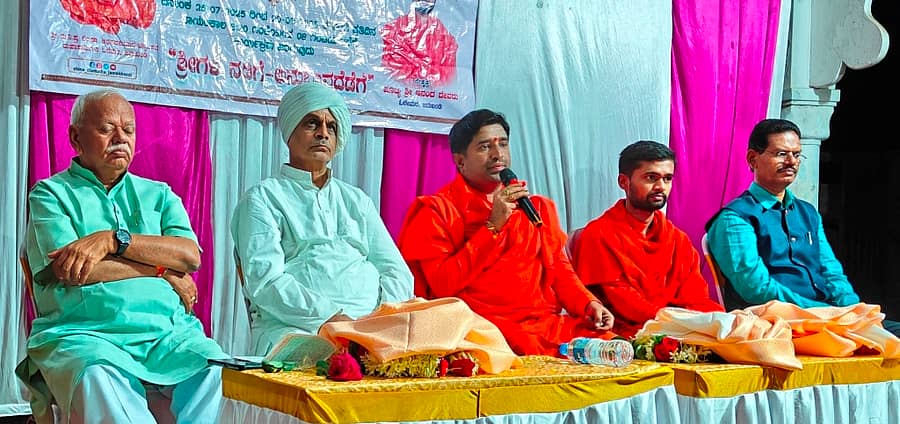 ಜಮಖಂಡಿಯ ಓಲೆಮಠದ ಆಶ್ರಯದಲ್ಲಿ ಜರುಗುತ್ತಿರುವ ವಚನ ಶ್ರಾವಣ ಅಂಗವಾಗಿ ಮೂಲ ಸಿದ್ಧೇಶ್ವರ ದೇವಸ್ಥಾನದಲ್ಲಿ ನಡೆದ ಕಾರ್ಯಕ್ರಮದಲ್ಲಿ ಶಿವಲಿಂಗ ಶ್ರೀಗಳು ಆಶೀರ್ವಚನ ನೀಡಿದರು