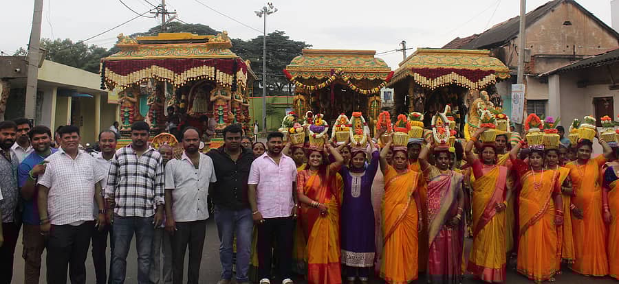ಆನೇಕಲ್‌ನಲ್ಲಿ ವಹ್ನಿಕುಲ ಸೇವಾ ಸಂಘದಿಂದ ದ್ರೌಪತಮ್ಮ ದೇವಿ ಜಯಂತ್ಯುತ್ಸವದ ಪ್ರಯುಕ್ತ ದ್ರೌಪದಿ ದೇವಿ ಮೆರವಣಿಗೆ ವಿಜೃಂಭಣೆಯಿಂದ ನಡೆಯಿತು