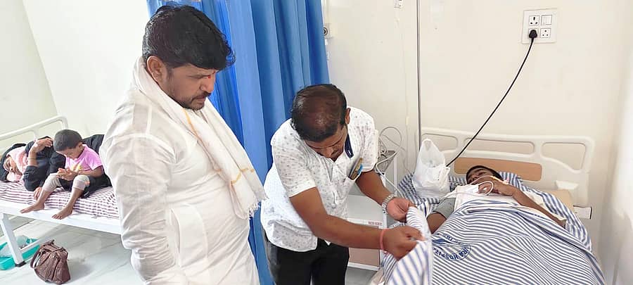 ಸಿಂಧನೂರಿನ ತಾಲ್ಲೂಕು ಸಾರ್ವಜನಿಕ ಆಸ್ಪತ್ರೆಗೆ ಕಾಂಗ್ರೆಸ್ ಮುಖಂಡ ಆರ್.ಸಿದ್ದನಗೌಡ ತುರ್ವಿಹಾಳ ಭೇಟಿ ನೀಡಿ ವಿದ್ಯಾರ್ಥಿಯ ಆರೋಗ್ಯ ವಿಚಾರಿಸಿದರು