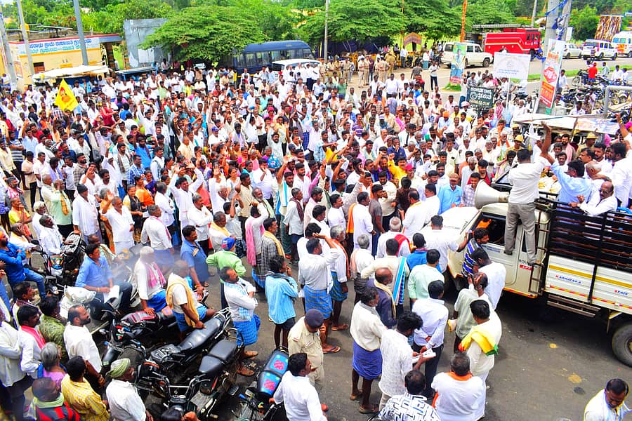 ಕುರುಬ ಸಮುದಾಯ ಮತ್ತು ಮುಖ್ಯಮಂತ್ರಿ ಸಿದ್ದರಾಮಯ್ಯ ಅವರನ್ನು ಅವಾಚ್ಯ ಶಬ್ದಗಳಿಂದ ನಿಂದಿಸಿರುವ ವ್ಯಕ್ತಿಗಳನ್ನು ಗಡಿಪಾರು ಮಾಡಬೇಕು ಎಂದು ಆಗ್ರಹಿಸಿ ಕುರುಬರ ಸಂಘ ಮತ್ತು ಕಾಂಗ್ರೆಸ್‌ ಮುಖಂಡರು ಬುಧವಾರ ಕರೆ ನೀಡಿದ್ದ ‘ಬಸರಾಳು ಬಂದ್‌’ ಅಂಗವಾಗಿ ಬೃಹತ್‌ ಪ್ರತಿಭಟನಾ ಮೆರವಣಿಗೆ ನಡೆಯಿತು 
