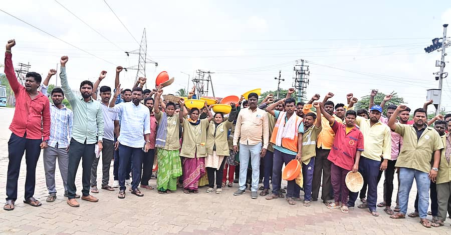 ಜಿಲ್ಲಾಧಿಕಾರಿ ಕಚೇರಿ ಬಳಿ ಪಾಲಿಕೆ ಹೊರಗುತ್ತಿಗೆ ಲೋಡರ್ಸ್ ಹೆಲ್ಪರ್ಸ್ ಸಫಾಯಿ ಕಾರ್ಮಿಕರ ಸಂಘದ ಸದಸ್ಯರು ತಲೆ ಮೇಲೆ ಖಾಲಿ ಕಸದಪುಟ್ಟಿ (ಬುಟ್ಟಿ) ಹೊತ್ತುಕೊಂಡು ಈಚೆಗೆ ಪ್ರತಿಭಟನೆ ನಡೆಸಿದ್ದರು