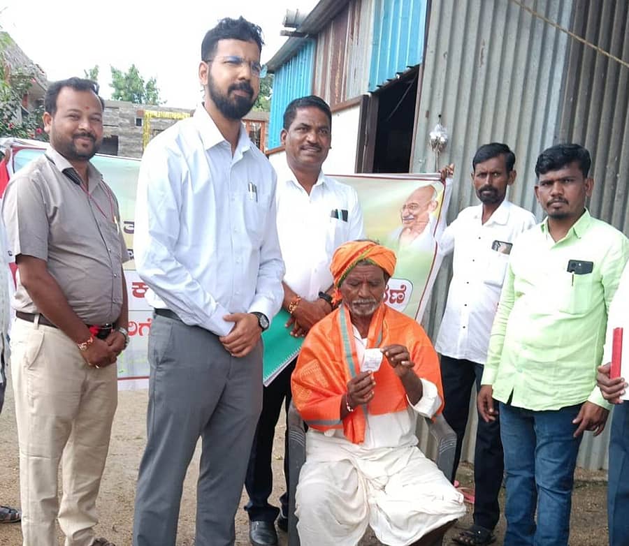 ಯಾದಗಿರಿಯಲ್ಲಿ ನಡೆದ ತೆರಿಗೆ ಸಂಗ್ರಹ ಅಭಿಯಾನದಲ್ಲಿ ಜಿಲ್ಲಾ ಪಂಚಾಯಿತಿ ಸಿಇಒ ಲವೀಶ್ ಓರಡಿಯಾ ಅವರು ತೆರಿಗೆ ಪಾವತಿಸಿದ ಗ್ರಾಮಸ್ಥರೊಬ್ಬರನ್ನು ಸನ್ಮಾನಿಸಿದರು