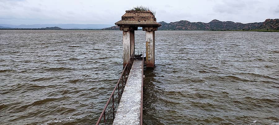 ಸಂಡೂರು ತಾಲ್ಲೂಕಿನ ಐತಿಹಾಸಿಕ ದರೋಜಿ ಕೆರೆಯು ನೀರಿನಿಂದ ಮೈದುಂಬಿಕೊಂಡ ಸುಂದರ ನೋಟ