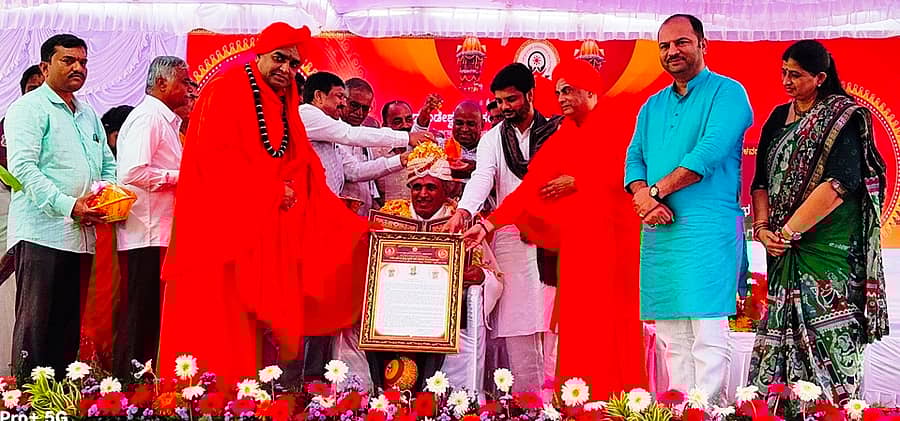 ಪಾಂಡವಪುರ ತಾಲ್ಲೂಕು ಬೇಬಿ ಮಠದಲ್ಲಿ ನಡೆದ ಕಾರ್ಯಕ್ರಮದಲ್ಲಿ ನಿವೃತ್ತ ಐಎಎಸ್ ಅಧಿಕಾರಿ ಎಸ್.ದಯಾಶಂಕರ್ ಅವರಿಗೆ ‘ಶ್ರೀ ಮರಿದೇವರು ಶಿವಯೋಗಿ ಜೀವನದಿ’ ರಾಷ್ಟ್ರೀಯ ಪ್ರಶಸ್ತಿ ನೀಡಿ ಗೌರವಿಸಲಾಯಿತು. ತ್ರಿನೇತ್ರ ಸ್ವಾಮೀಜಿ, ವಿನಯ್ ಗುರೂಜಿ, ಮಲಯಶಾಂತಮುನಿ ದೇಶಿಕೇಂದ್ರ ಶಿವಾಚಾರ್ಯಸ್ವಾಮೀಜಿ, ಡಾ.ಎನ್.ಎಸ್.ಇಂದ್ರೇಶ್ ಪಾಲ್ಗೊಂಡರು