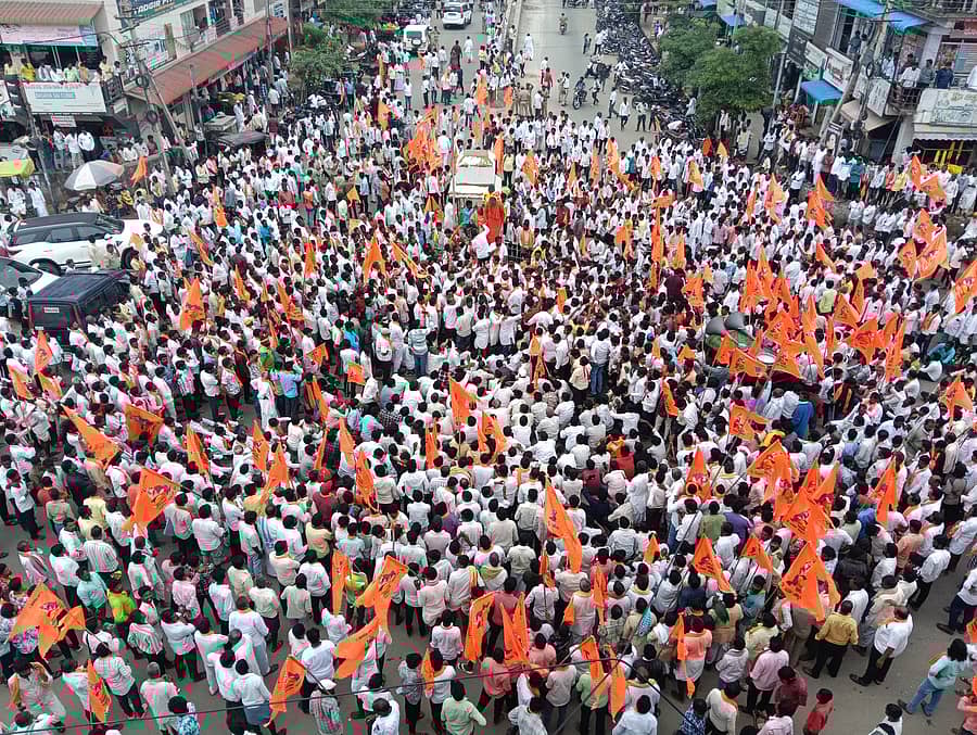 ಯಾದಗಿರಿಯಲ್ಲಿ ಬುಧವಾರ ನಕಲಿ ಜಾತಿ ಪ್ರಮಾಣ ಪತ್ರ ವಿತರಣೆ ತಡೆಯುವಂತೆ ಆಗ್ರಹಿಸಿ ಉತ್ತರ ಕರ್ನಾಟಕ ವಾಲ್ಮೀಕಿ ನಾಯಕ ಸಮಾಜದ ಮುಖಂಡರು ಪ್ರತಿಭಟಿಸಿದರು