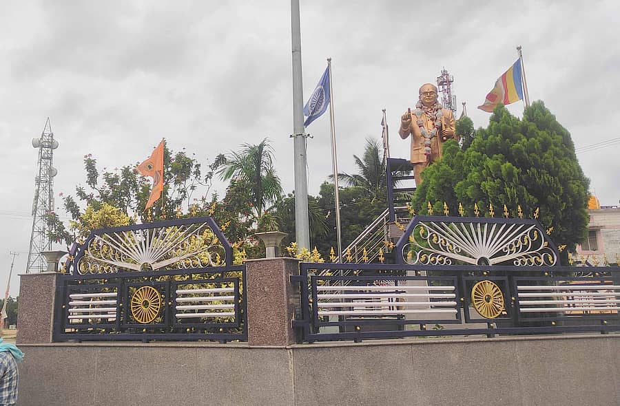 ಶಹಾಪುರ ತಾಲ್ಲೂಕಿನ ಹತ್ತಿಗೂಡೂರ ಗ್ರಾಮದ ಹೆದ್ದಾರಿ ಬಳಿ ಸಿಸಿಟಿವಿ ಕ್ಯಾಮೆರಾ ದುರಸ್ತಿಗೊಳಿಸಿರುವುದು