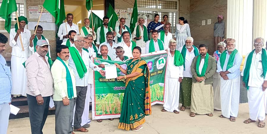 ಮೊಳಕಾಲ್ಮುರಿನಲ್ಲಿ ಬುಧವಾರ ಧರ್ಮಸ್ಥಳ ಪ್ರಕರಣವನ್ನು ಎನ್‌ಐಎಗೆ ವಹಿಸಲು ಆಗ್ರಹಿಸಿ ರಾಜ್ಯ ರೈತಸಂಘ ಹಾಗೂ ಹಸಿರುಸೇನೆ ಕಾರ್ಯಕರ್ತರು ಪ್ರತಿಭಟನೆ ನಡೆಸಿದರು