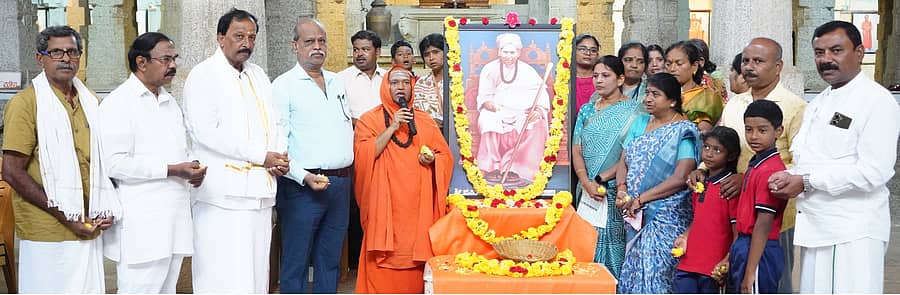 ಚಿತ್ರದುರ್ಗದ ಮುರುಘಾ ಮಠದಲ್ಲಿ ಬುಧವಾರ ಜಯದೇವ ಮುರುಘರಾಜೇಂದ್ರ ಸ್ವಾಮೀಜಿಯ ಸ್ಮರಣೆ ಕಾರ್ಯಕ್ರಮದಲ್ಲಿ ಮುರುಘಾಮಠದ ಸಾಧಕ ಗುರು ಮುರುಘೇಂದ್ರ ಸ್ವಾಮೀಜಿ ಮಾತನಾಡಿದರು
