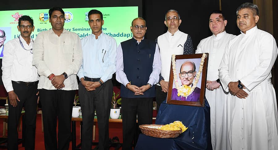 ಕೊಂಕಣಿ ಬರಹಗಾರ ವಿಜೆಪಿ ಸಲ್ಡಾನ ಅವರ ಜನ್ಮ ಶತಮಾನೋತ್ಸವದ ಸ್ಮರಣಾರ್ಥ ಸೇಂಟ್ ಅಲೋಶಿಯಸ್ ಕಾಲೇಜಿನಲ್ಲಿ ನಡೆದ ಕಾರ್ಯಕ್ರಮದಲ್ಲಿ ಅವರ ಭಾವಚಿತ್ರಕ್ಕೆ ಪುಷ್ಪ ಸಮರ್ಪಿಸಲಾಯಿತು 